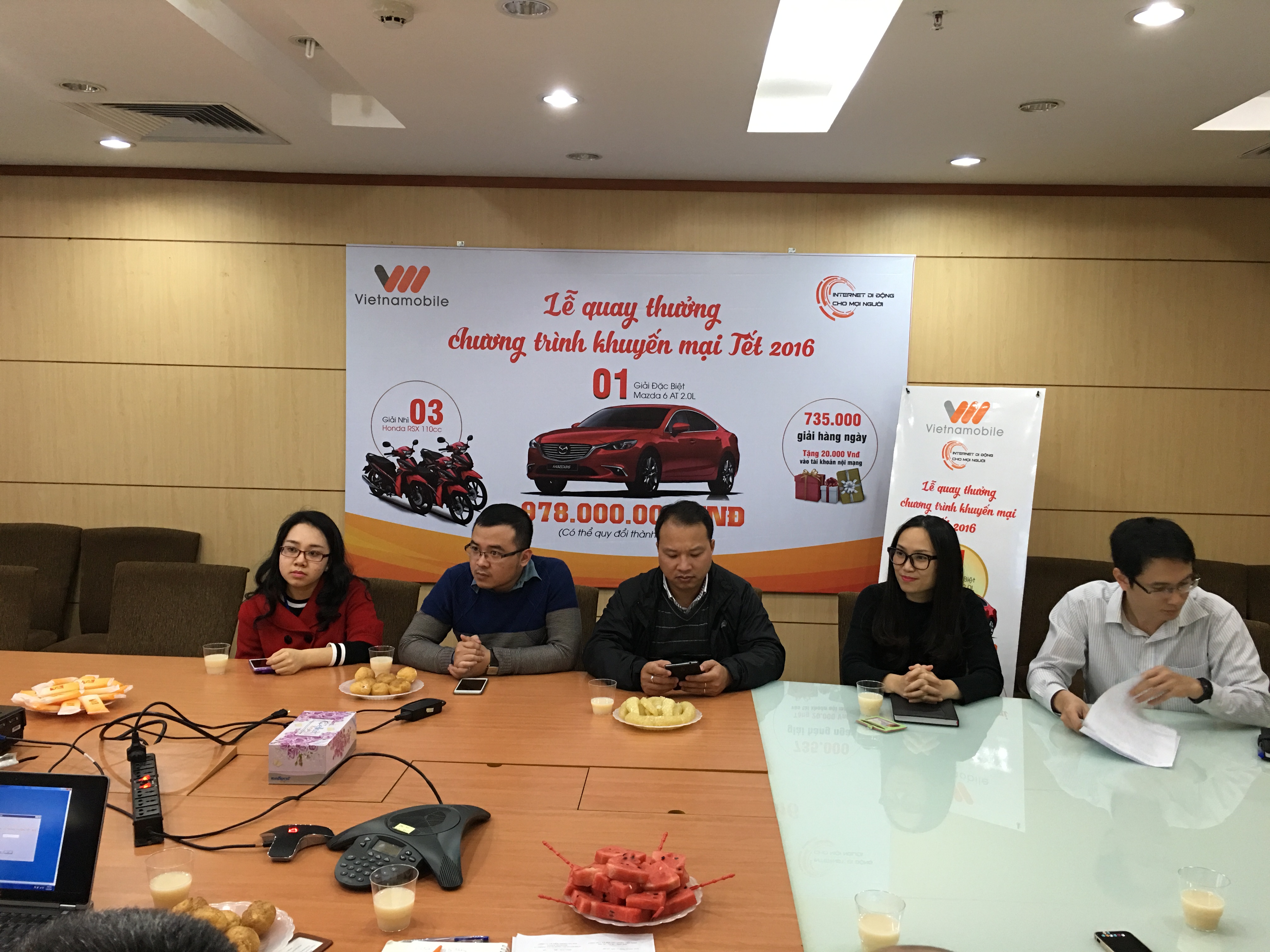 hinh 1.Le quay thuong dien ra tai Ha Noi voi  đai dien Cuc xuc tien thuong mai va Bao Buu Đien