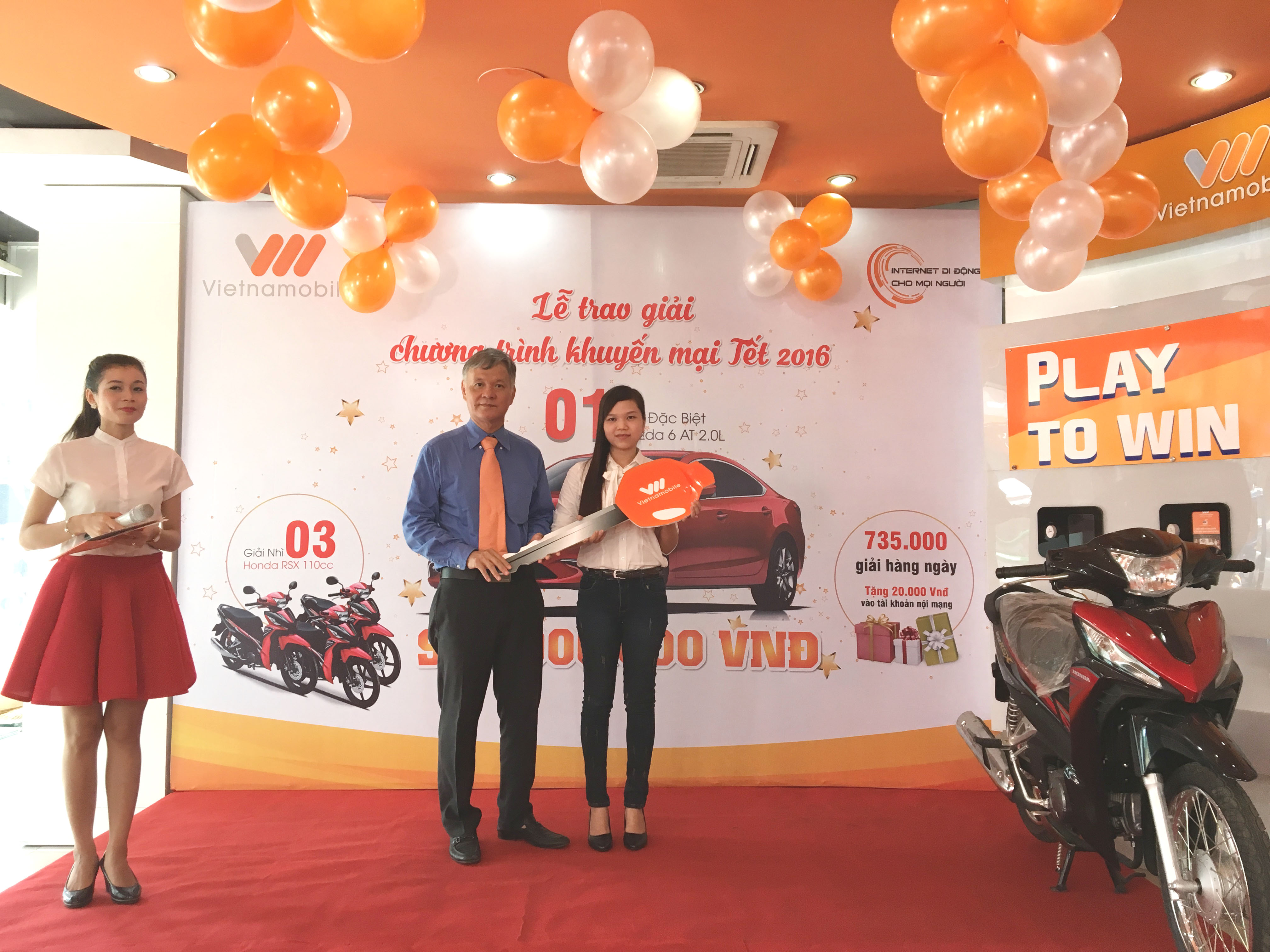 hinh 2.Khach hang Vo Ngoc Thu nhan giai thuong  la mot chiec xe may Honda Wave