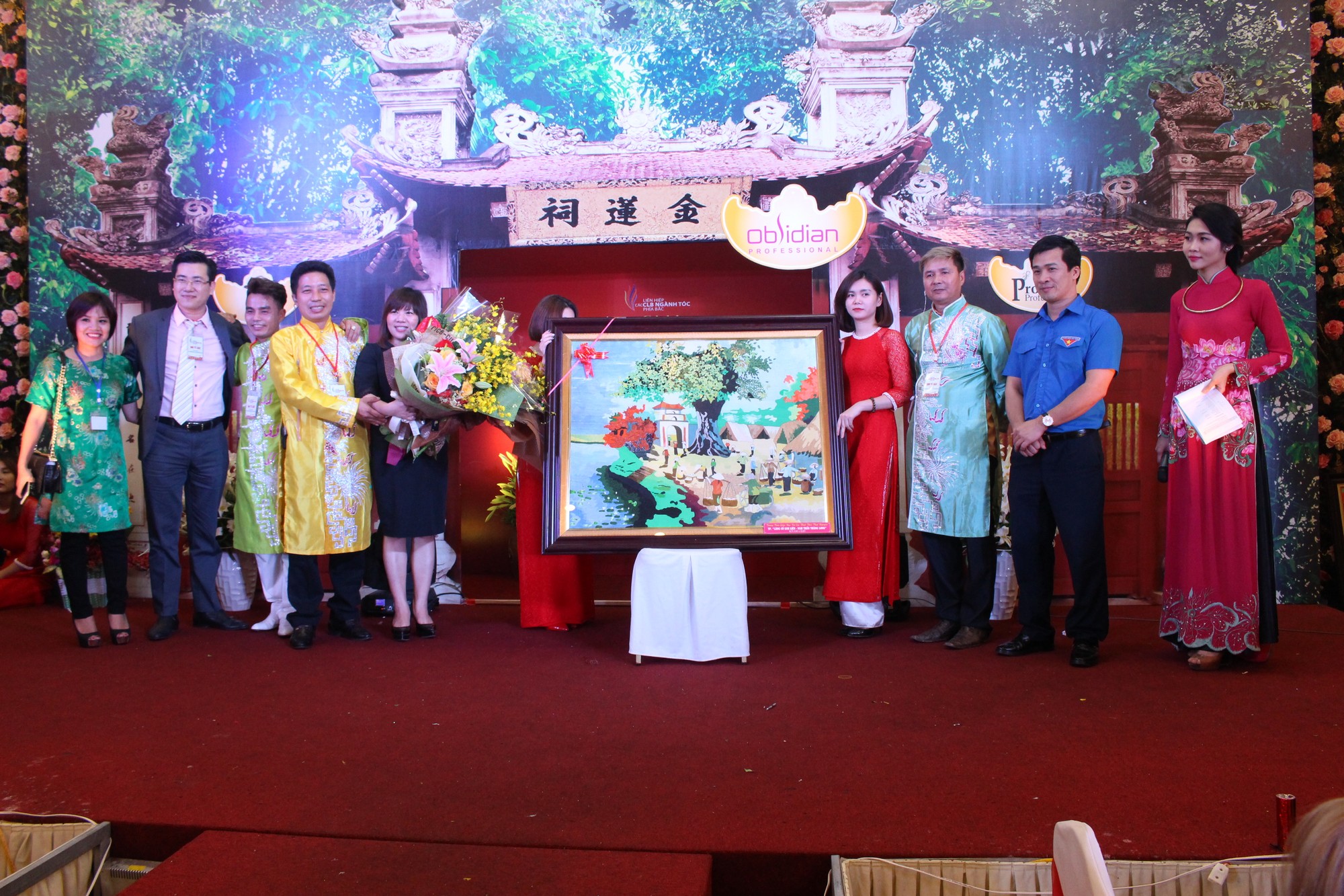 16-Bức tranh Làng cổ Kim Liên thuộc về  NTM Kim Phúc Hà Nội với số tiền 535 triệu đồng