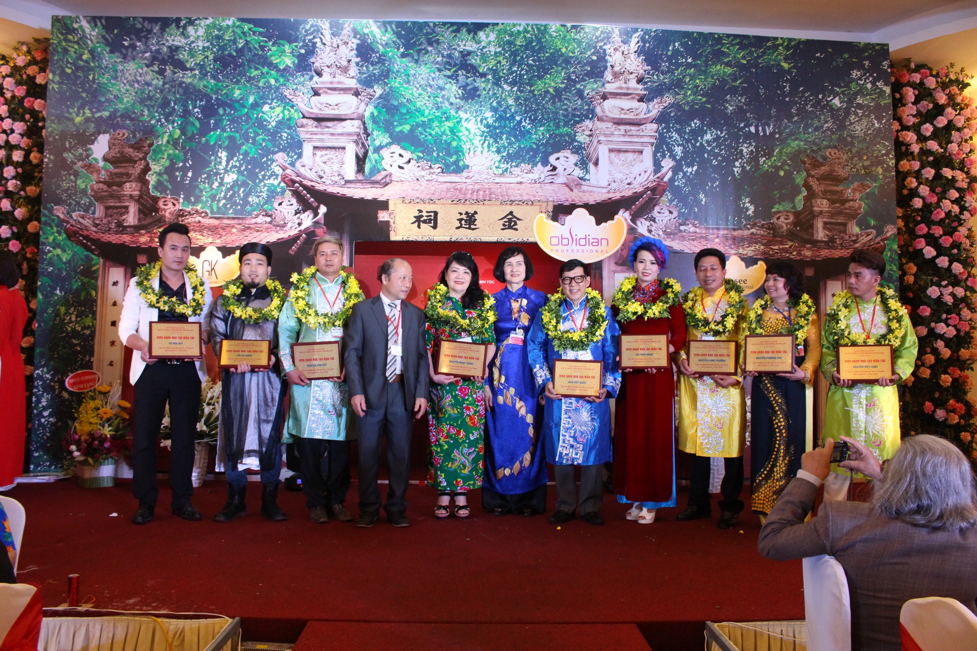 6- Lễ trao tặng kỷ niệm chương cho thành viên có công tìm về cội nguồn của ngành tóc Việt Nam