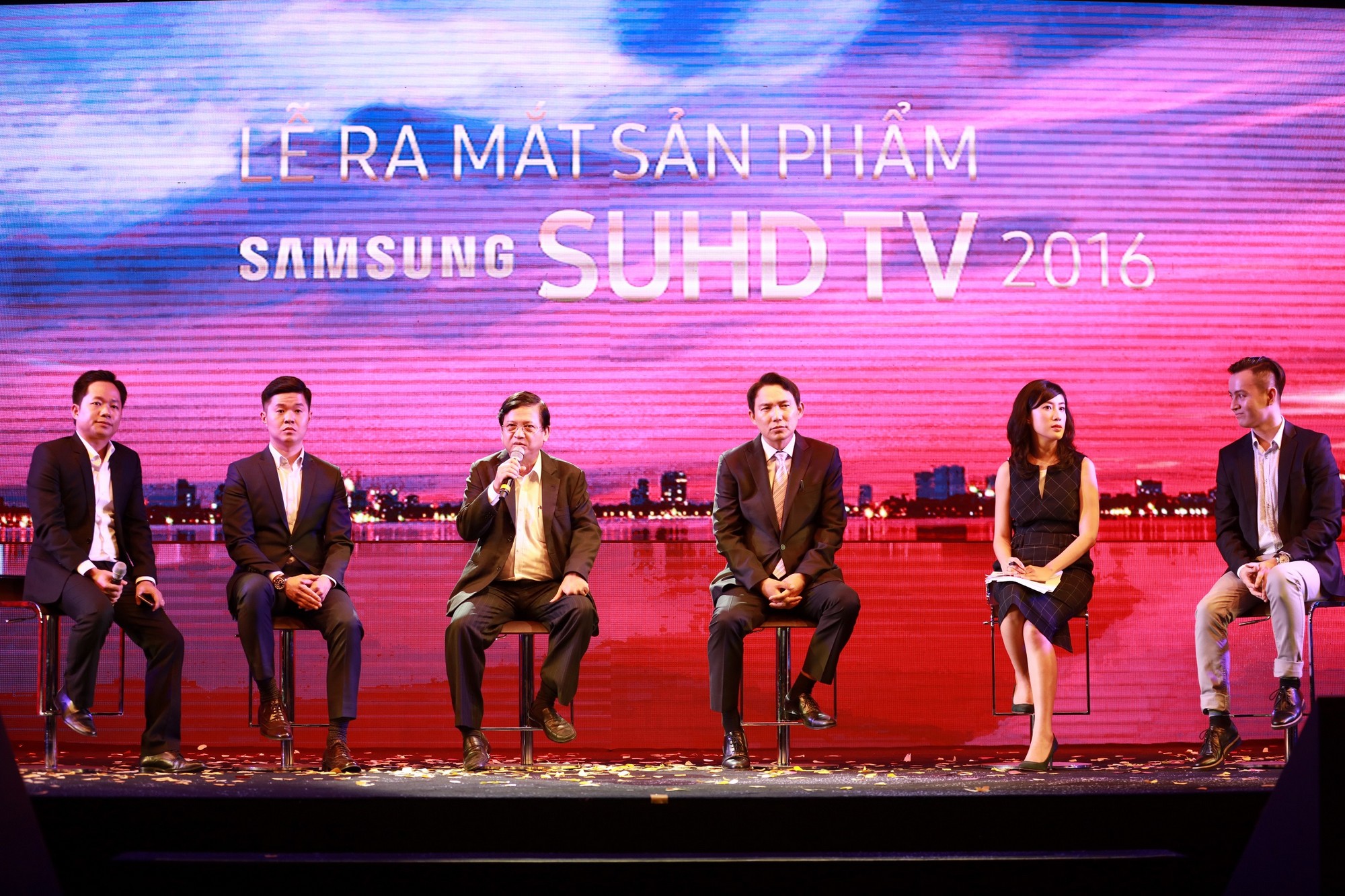 Đại diện Samsung trả lời câu hỏi về sản phẩm TV SUHD 2016
