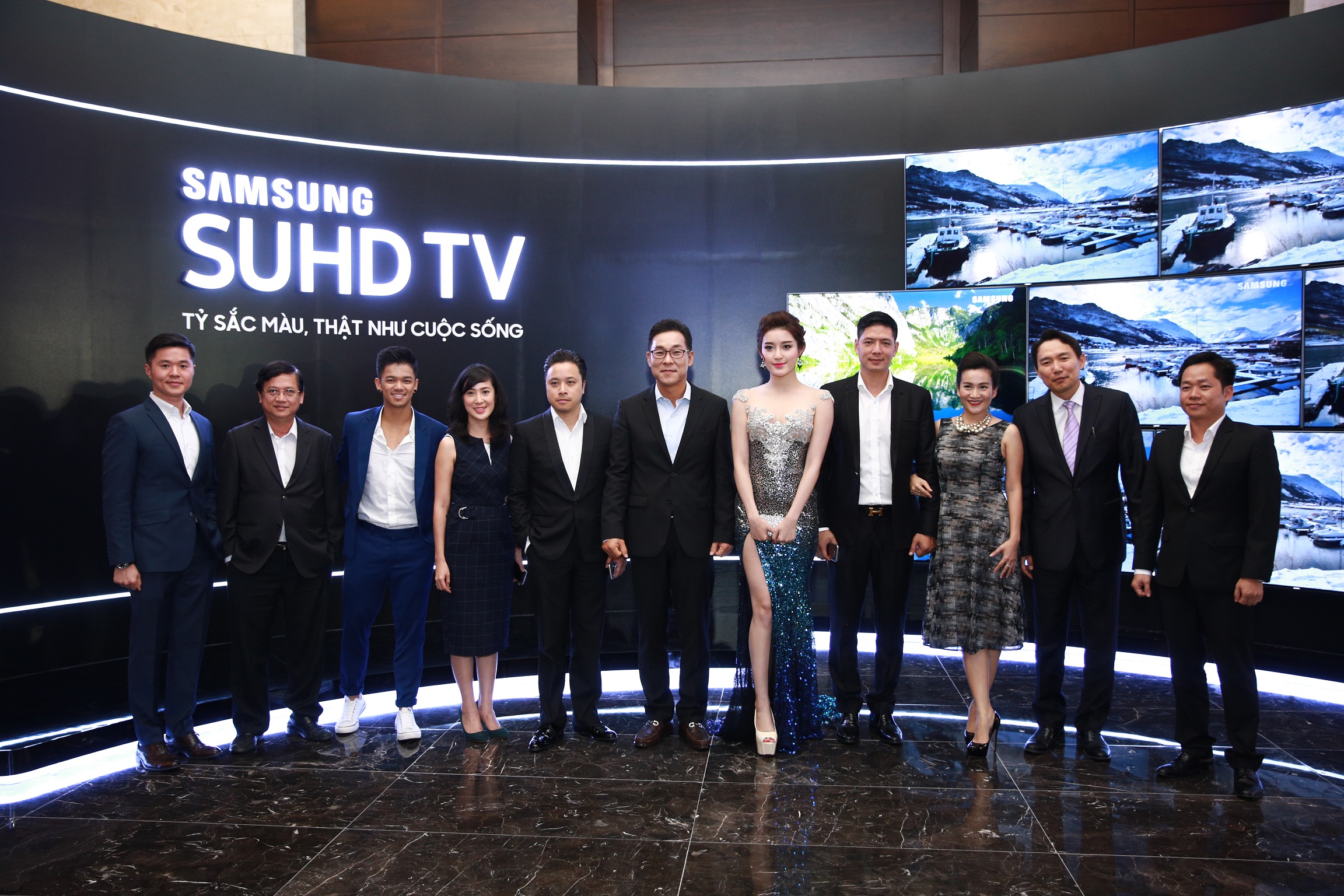 Đai dien Samsung chup hinh luu niem cung sao Viet đen tham du su kien