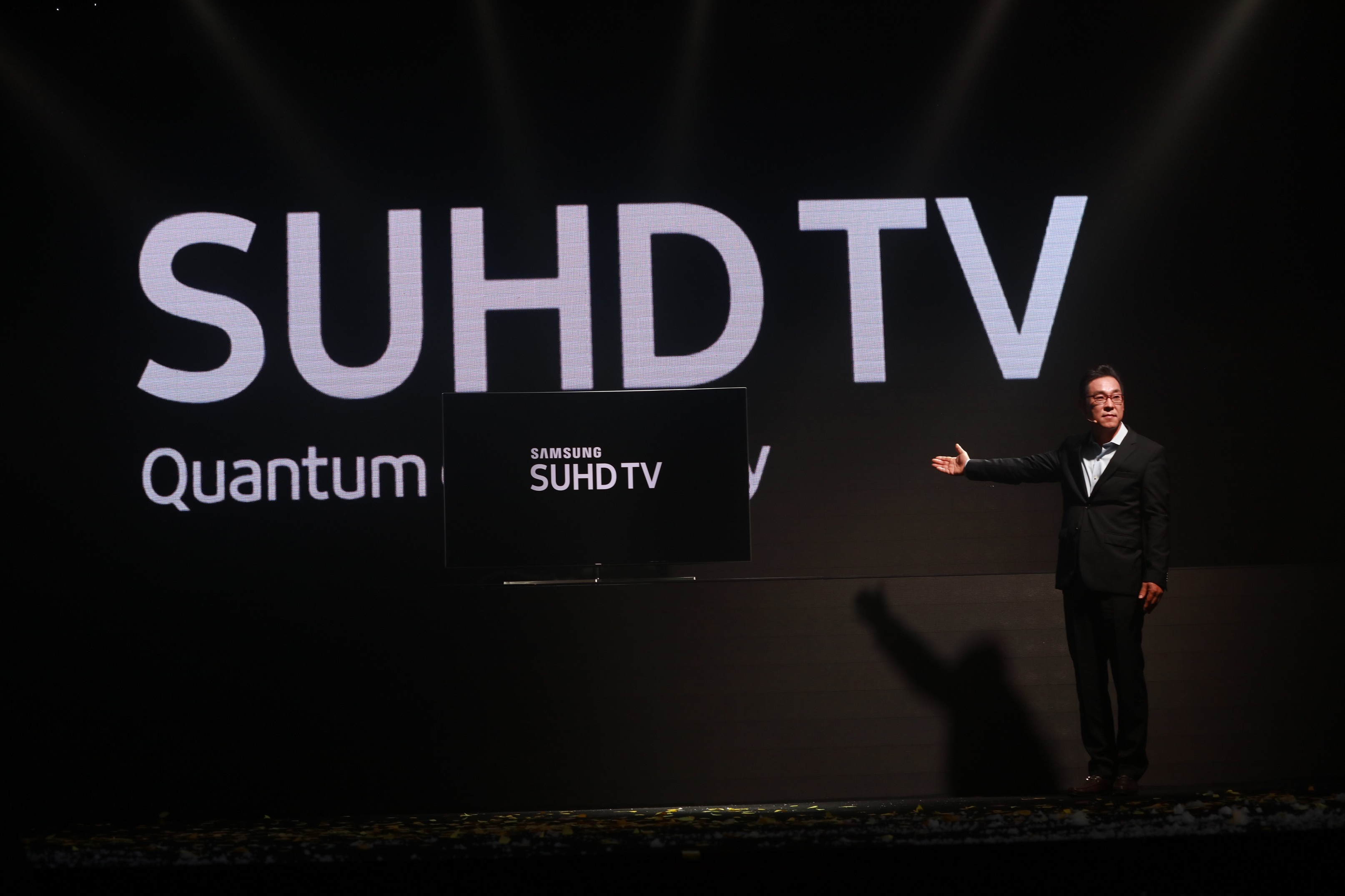 Ong Kim Cheol Gi - Tong Giam đoc Cong ty Đien tu Samsung Vina gioi thieu san pham TV SUHD 2016 man hinh cham luong tu Quantum dot