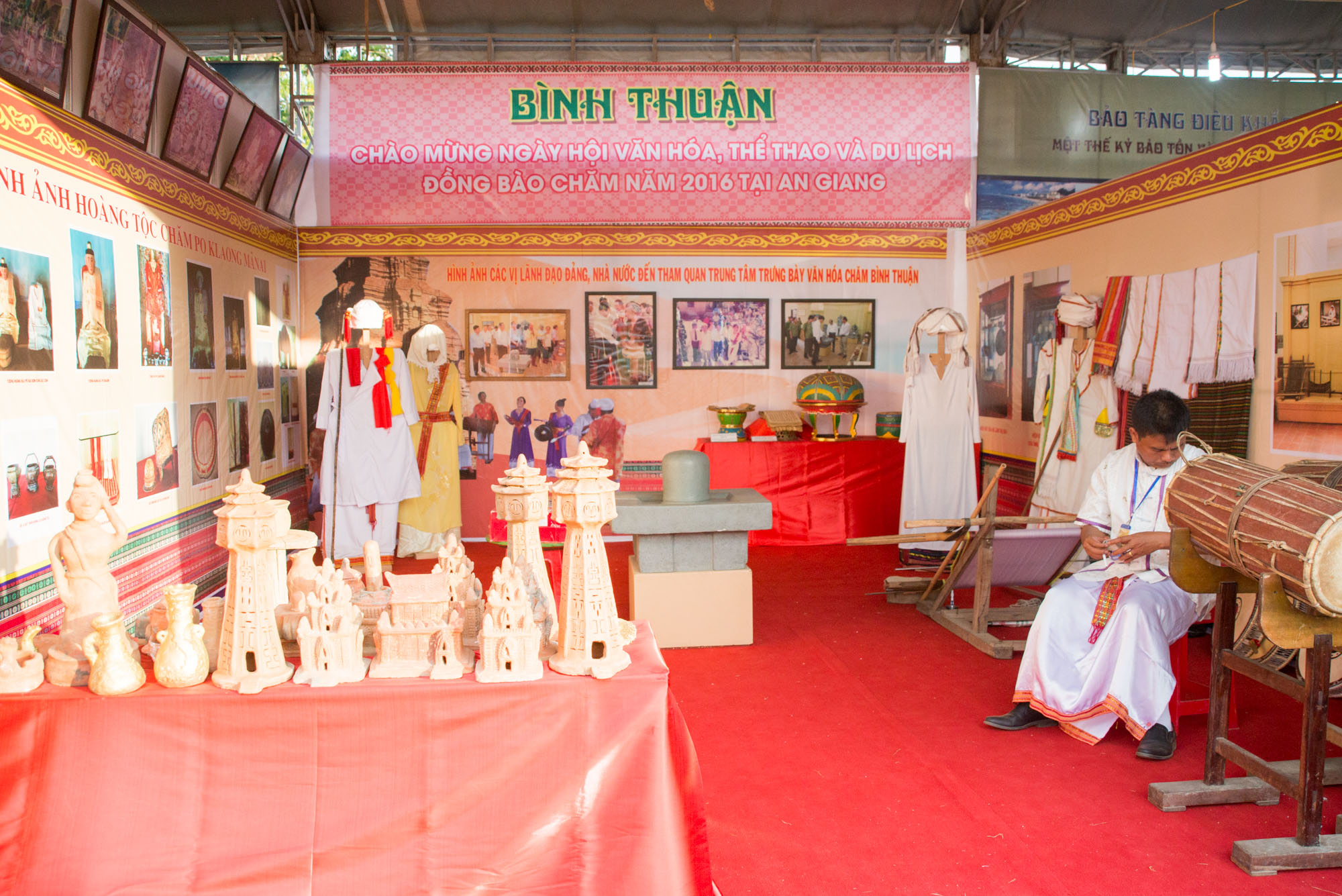 khu trien lam cua dong bao cham Binh Thuan