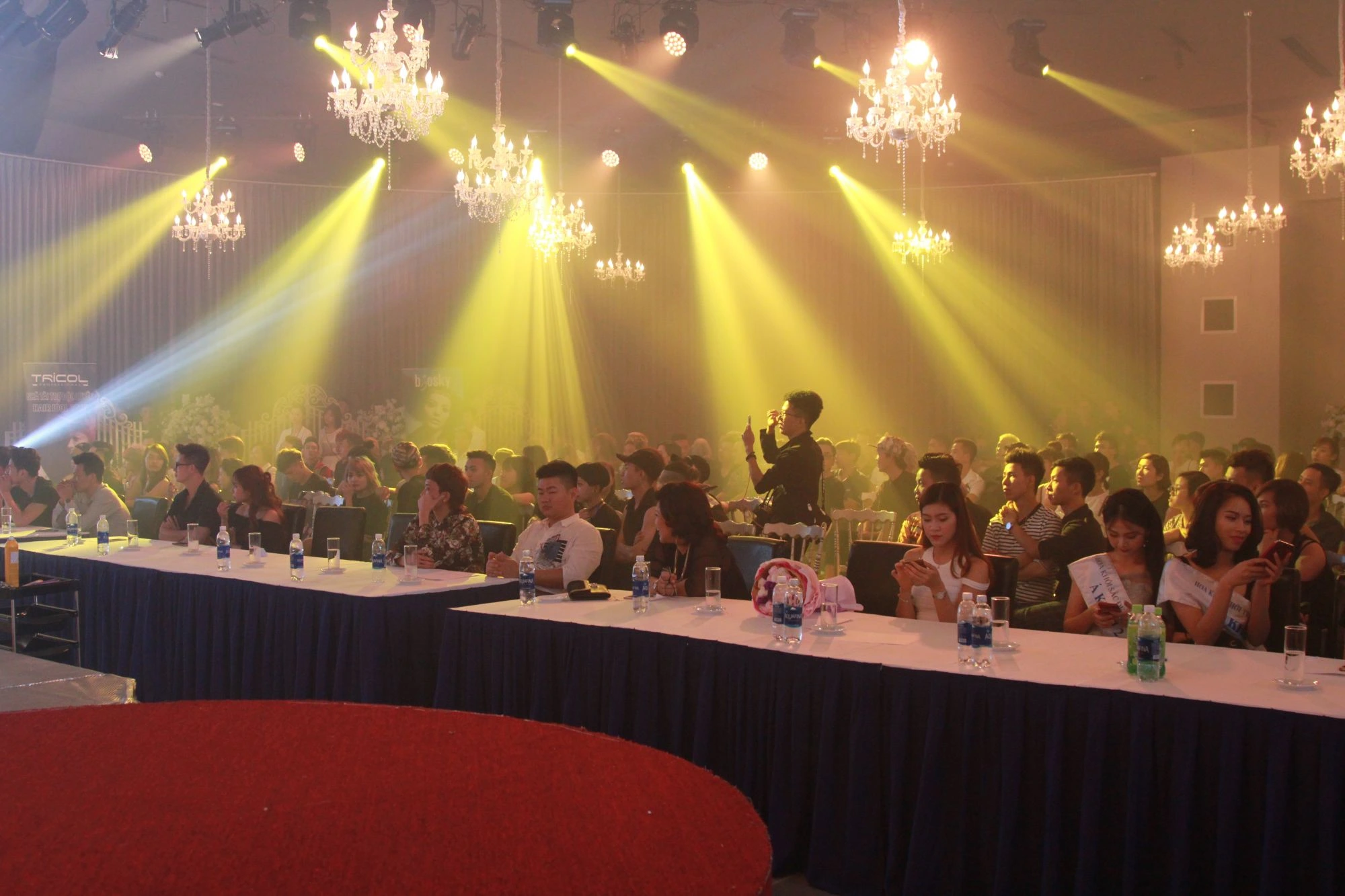 khong gian nong ruc voi hang ngan khan gia yeu nghe thuat