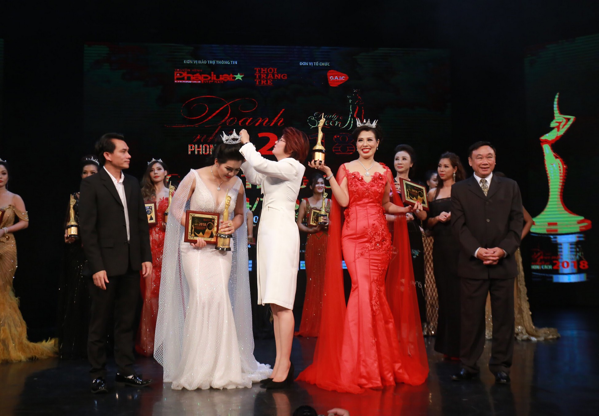 1 Nha bao Bui Thi Bach Hai trao vuong mien cho DNPC Ban Linh Phan Hoang Bich Tien 1