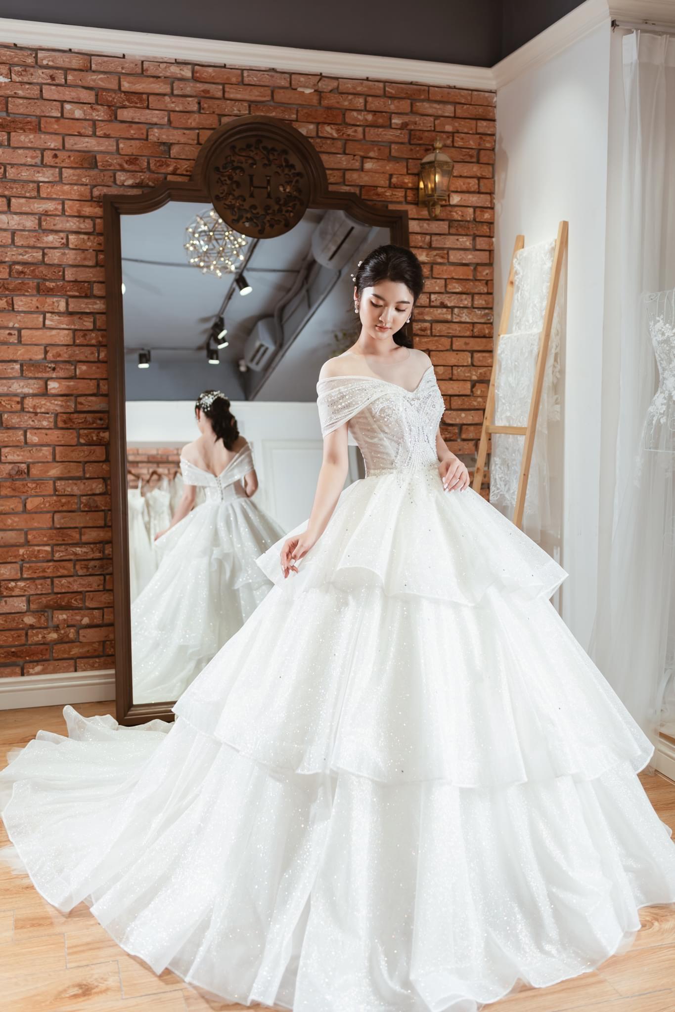 Mẫu váy cưới cho cô dâu gầy thân hình mảnh khảnh