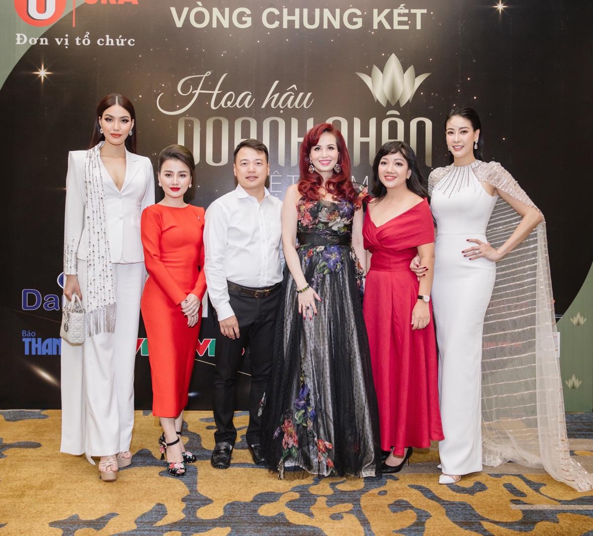 Màn đọ sắc ấn tượng của Hoa hậu Hà Kiều Anh và siêu mẫu Lan Khuê
