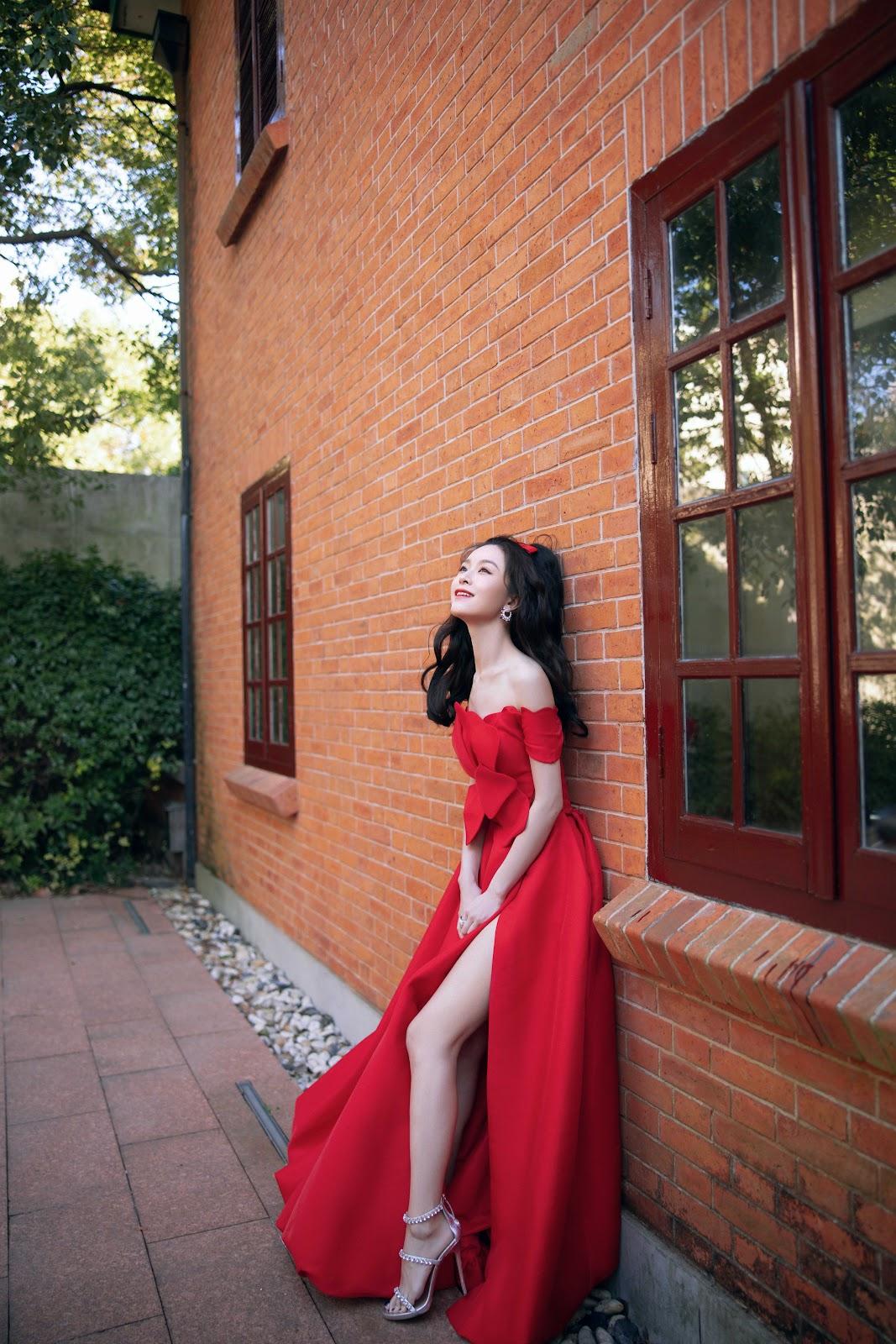 Áo Dài Cách Tân Nữ TEDO Áo Dài Tết Đỏ May Sẵn Và Chân Váy Voan Trắng Thiết  Kế Đẹp Mặc Du Xuân 2022 Cổ Tròn Cao Cấp . | Shopee Việt Nam