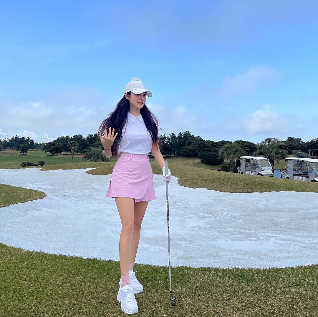 Mỹ nhân xứ Hàn chọn đồ đi chơi golf cũng lắm công phu