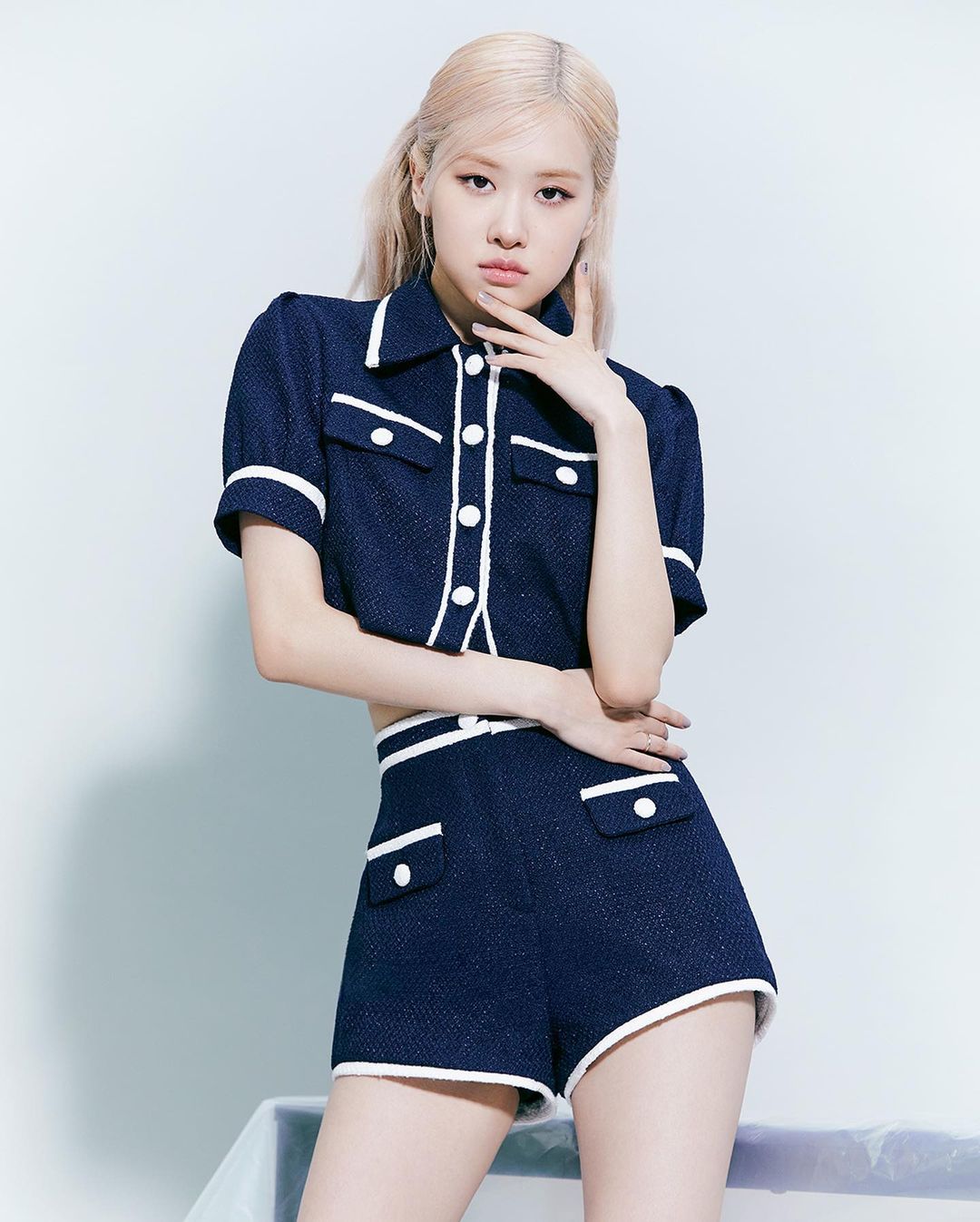 Rosé Blackpink – giọng ca chính của nhóm nhạc nổi tiếng Blackpink. Tuy nổi tiếng, nhưng cô nàng vẫn giữ được tính cách thân thiện và dễ thương của mình, khiến fan hâm mộ khắp thế giới yêu thích cô nàng ngày càng nhiều. (Rosé Blackpink - the lead vocalist of the famous Blackpink. Despite her fame, she still maintains her friendly and adorable personality, making fans around the world love her more and more.)