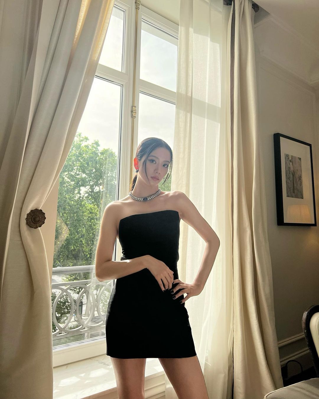 Jisoo Blackpink Mặc Mini Dress Đơn Giản Mà Thần Thái Sang Chảnh Ngút Ngàn