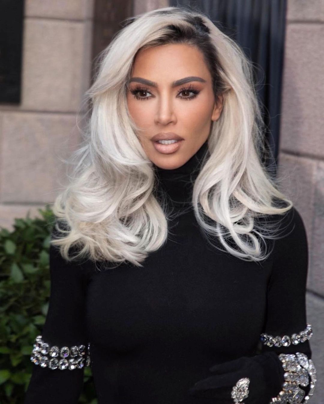 Kiểu tóc layer uốn bồng bềnh giúp Kim Kardashian trẻ đẹp hack tuổi