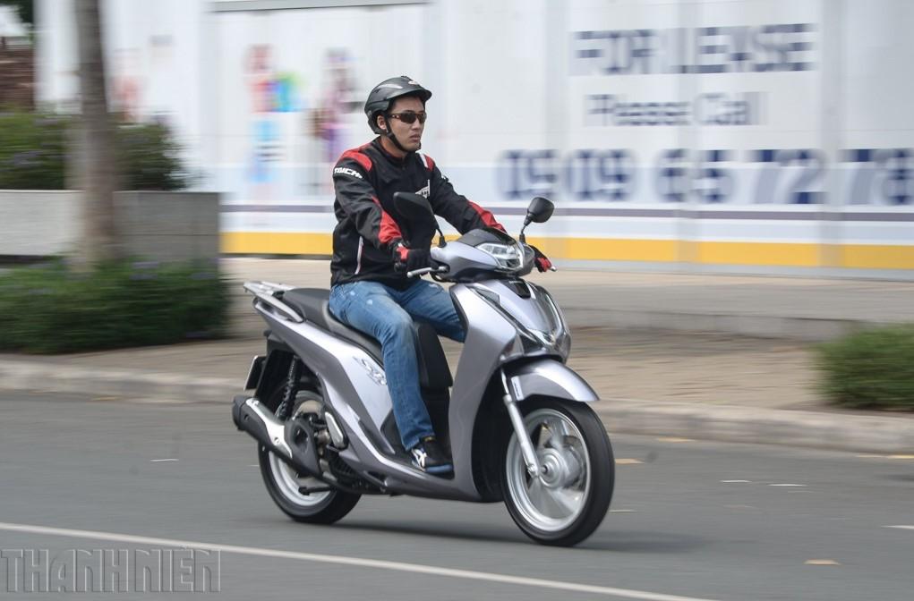 Tính năng trên xe máy (Motorcycle features): Xe máy đóng vai trò rất quan trọng trong cuộc sống hàng ngày của chúng ta. Vì vậy, hãy đến với chủ đề \