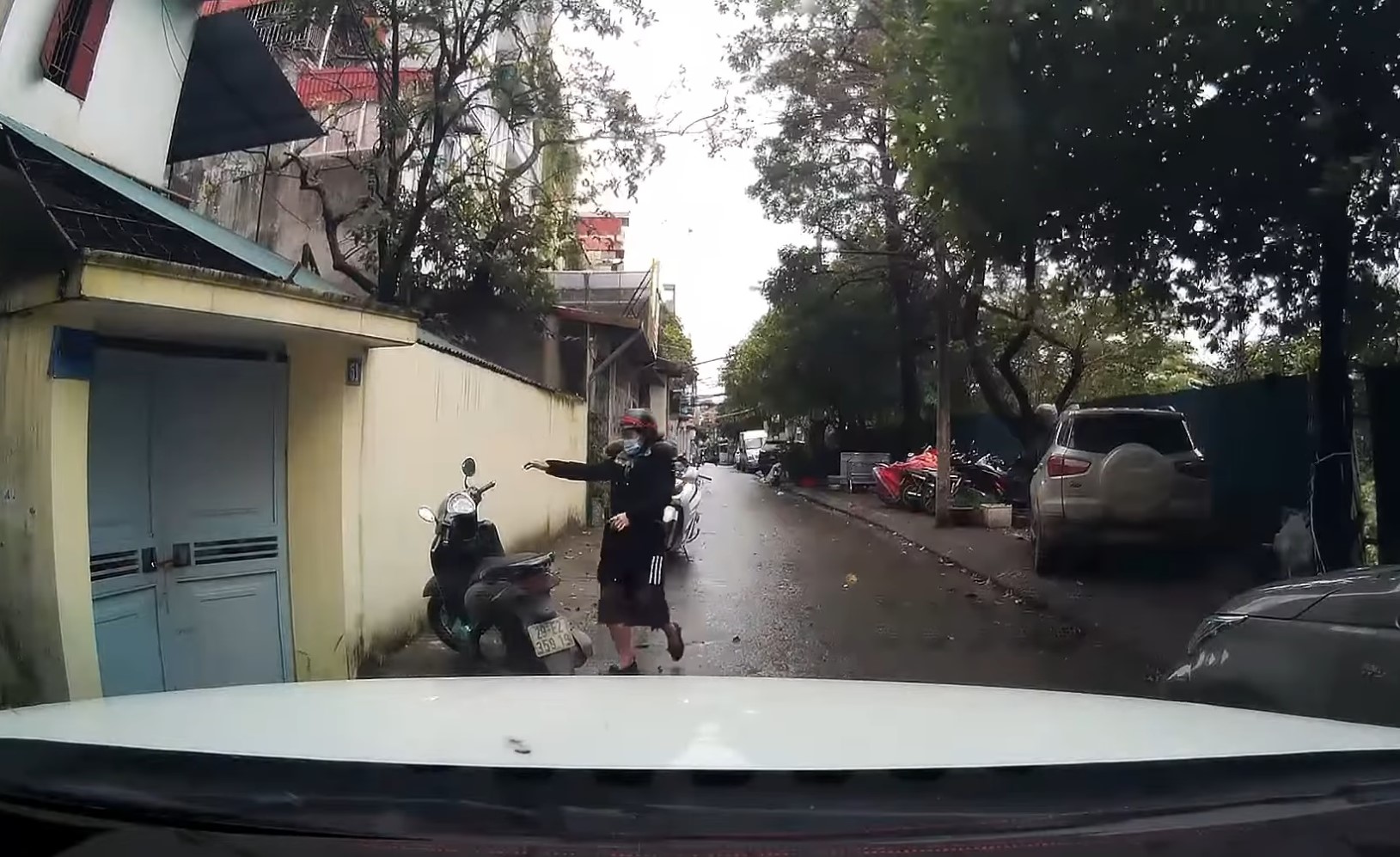 Cư dân mạng \'thả mưa tim\' cho hành động đẹp của người phụ nữ đi xe máy