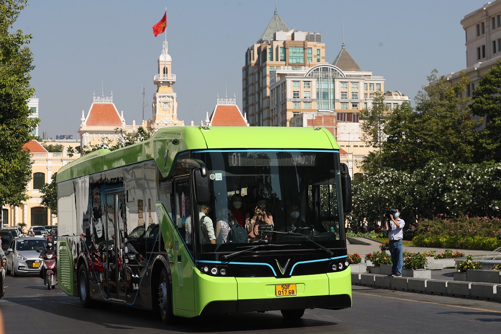Cận cảnh xe cộ buýt năng lượng điện VinFast lăn chiêng bánh bên trên thủ đô hà nội sở hữu gì đặc biệt