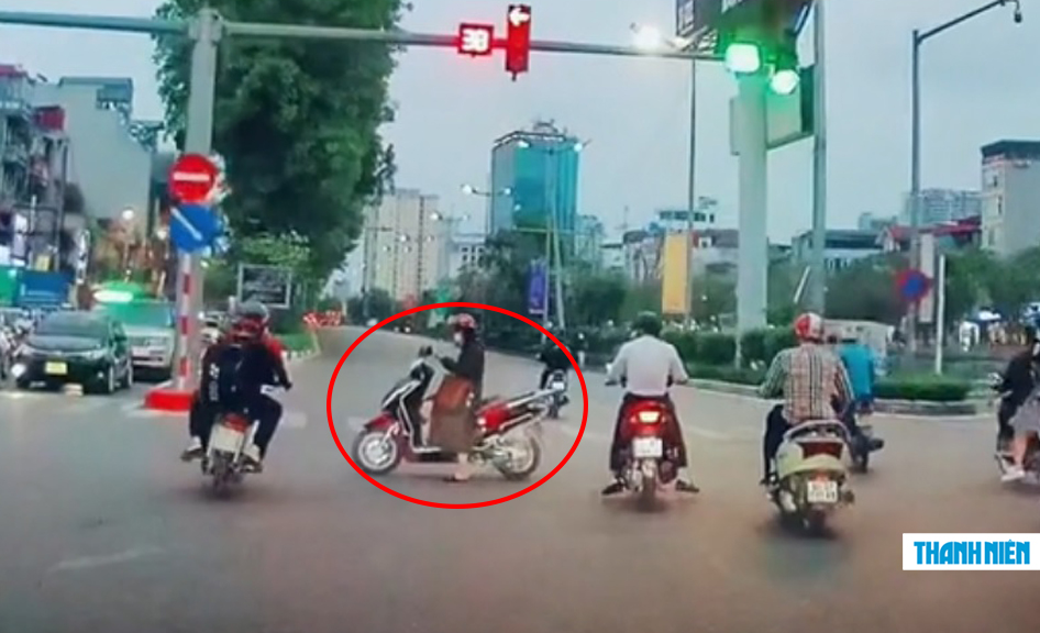 Bó tay' người phụ nữ vô tư dừng xe máy giữa ngã tư để… bấm điện thoại Bó Tay' Người Phụ Nữ Vô Tư Dừng Xe Máy Giữa Ngã Tư Để… Bấm Điện Thoại