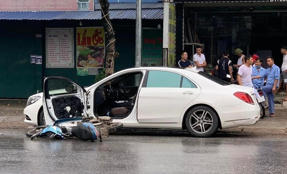 Nữ tài xế Mercedes S400 mở cửa xe gây tai nạn với xe máy Lỗi do ai
