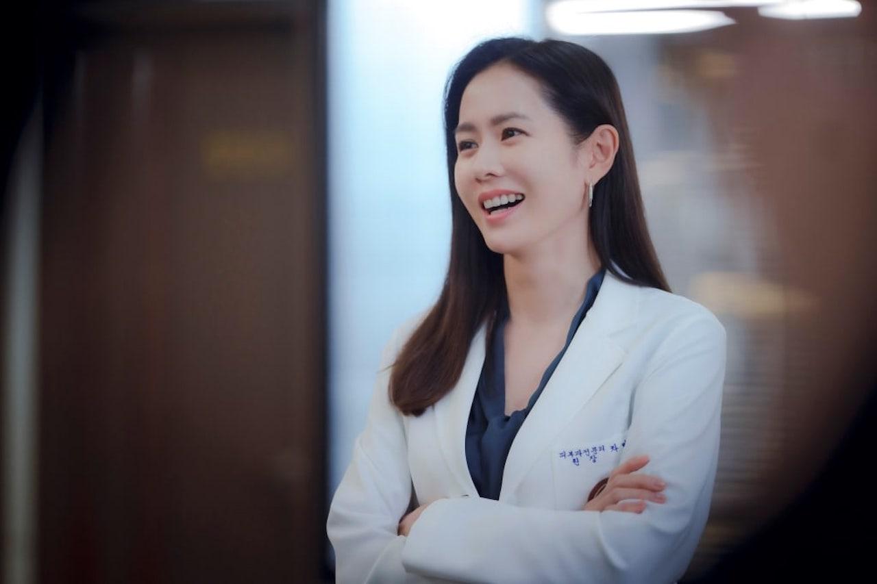 Son Ye Jin hóa nữ bác sĩ xinh đẹp, khí chất trong phim mới