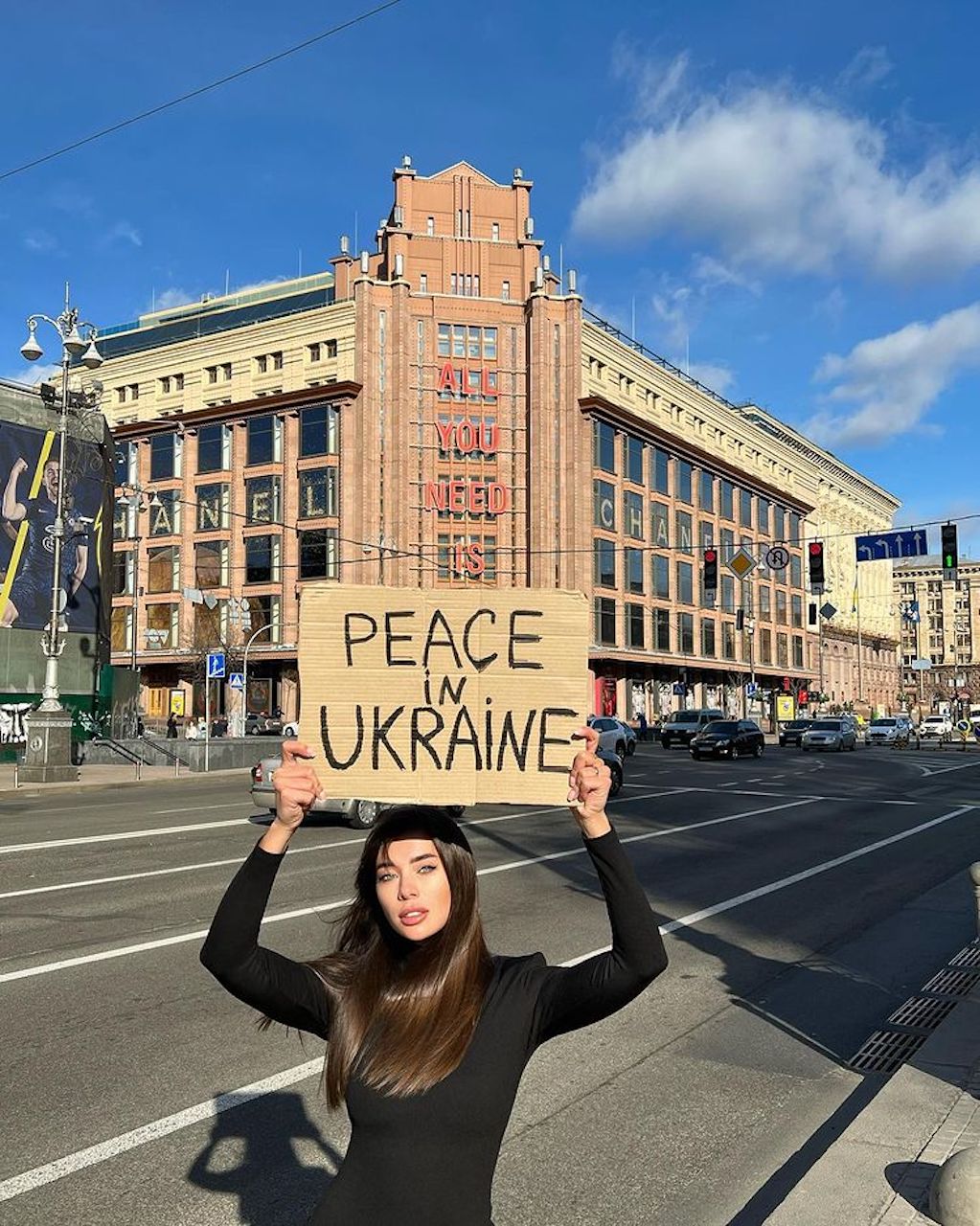 Hoa hậu Hoàn vũ Ukraine xuống đường phản đối chiến tranh
