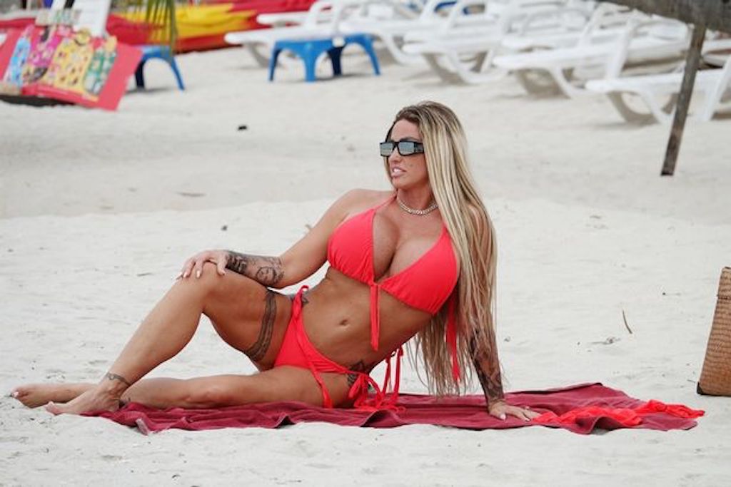 Bom Sex' Katie Price Có Nguy Cơ Ngồi Tù Vì Chụp 'Ảnh Nóng' Ở Thái Lan