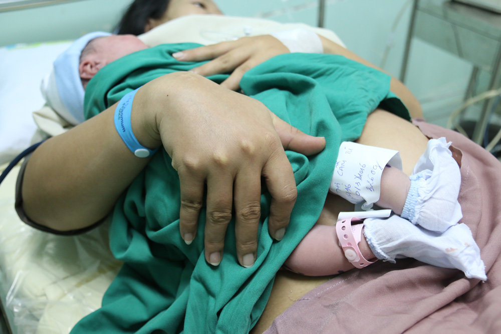 Mẹ và bé luôn ở cạnh nhau và được đeo vòng với thông tin giống nhau sau khi sinh - Ảnh: Viên An
