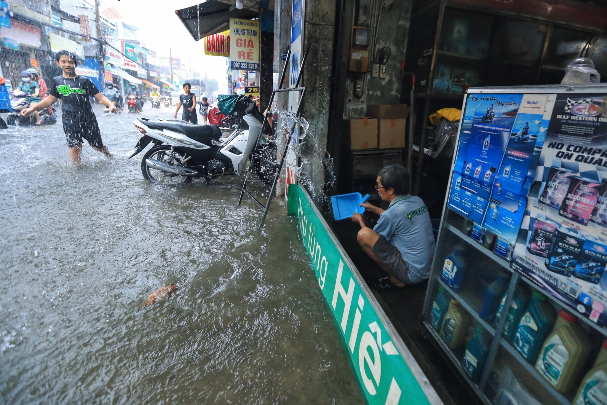 Mưa lớn có thể gây ra nhiều khó khăn cho cuộc sống nhưng cũng tạo ra những khung cảnh độc đáo và ấn tượng. Hãy đến với hình ảnh về mưa lớn để thưởng thức những cảnh đẹp mùa mưa, từ những chiếc ô mùa mưa cho đến những bông hoa rực rỡ sau cơn mưa.