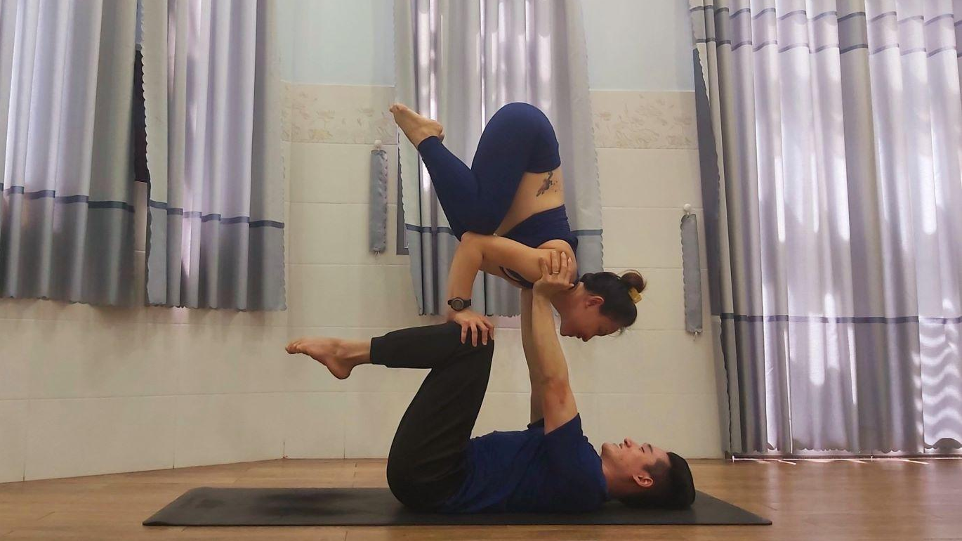 Vợ chồng trẻ đón con đầu lòng bằng bộ ảnh với những tư thế tập yoga