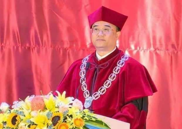 Vì sao hình ảnh lễ tốt nghiệp của một trường đại học gây tranh cãi? Vì Sao Hình Ảnh Lễ Tốt Nghiệp Của Một Trường Đại Học Gây Tranh Cãi?