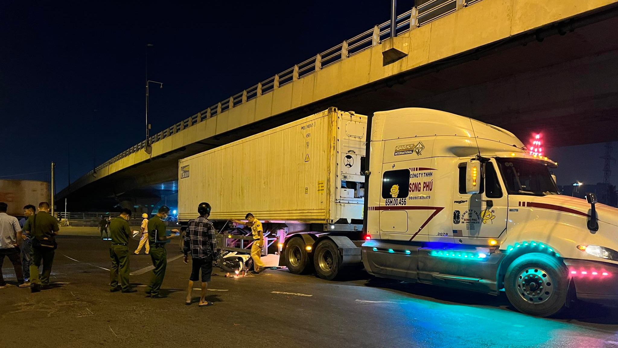 TP.HCM: Xe máy SH va chạm xe container làm 2 người tử vong