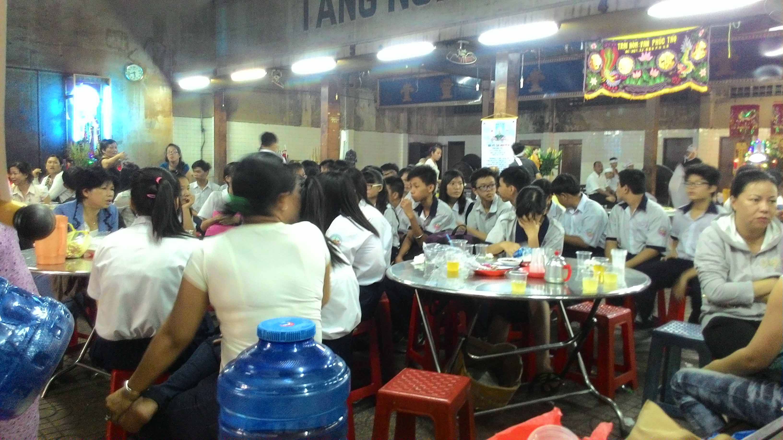 Đẫm nước mắt trong đám tang hai mẹ con ôm nhau chết cháy - Ảnh: Vũ Phượng