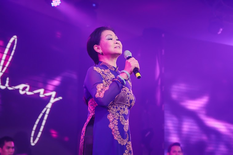 Khánh Ly tiếp tục thể hiện những ca khúc gắn liền với tên tuổi của bà như: Bên đời hiu quạnh, Diễm xưa, Hạ trắng... tại liveshow - Ảnh: BTC