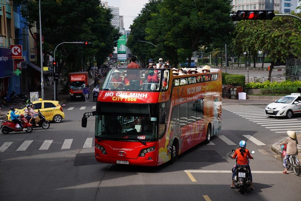 Ngắm TP.HCM từ trên cao với xe buýt 2 tầng sẽ là trải nghiệm vô cùng mới lạ và thú vị đối với du khách. Nếu bạn đang dự định du lịch tại TP.HCM, hãy thử trải nghiệm dòng xe buýt 2 tầng và cảm nhận sự khác biệt. Đừng quên xem thêm hình ảnh liên quan để có kế hoạch du lịch hoàn hảo nhé!