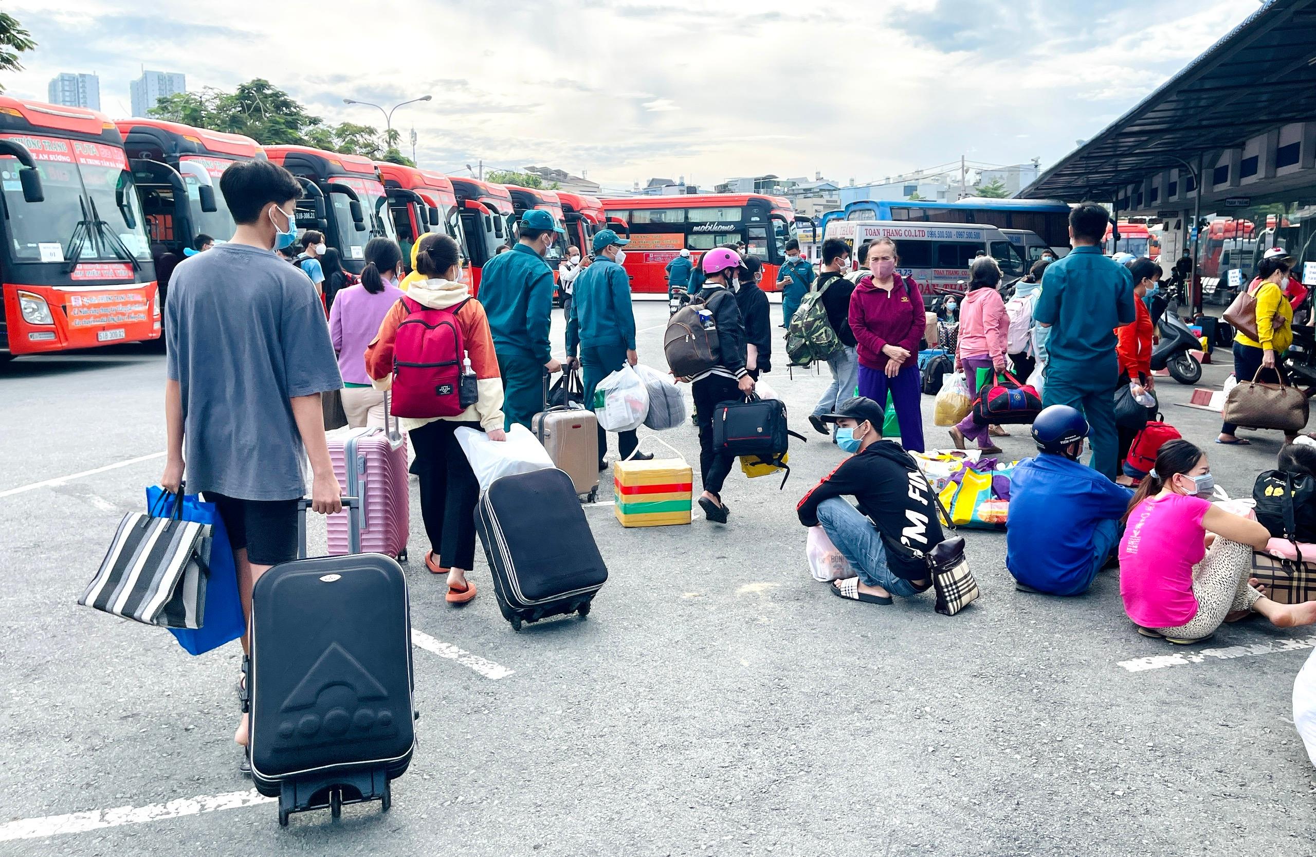 Bạn không có kế hoạch cho ngày Tết sắp tới? Hãy thử trải nghiệm cuộc chuyến xe 0 đồng đến miền Tây để cảm nhận không khí mùa xuân trong lành, đón Tết cùng người dân địa phương. Xem ngay những hình ảnh liên quan để thấy được sức hút thật sự của miền Tây.