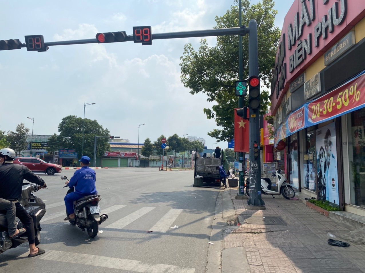Cho xe máy được đi thẳng khi đèn đỏ ở giao lộ Phạm Văn Đồng - Kha ...