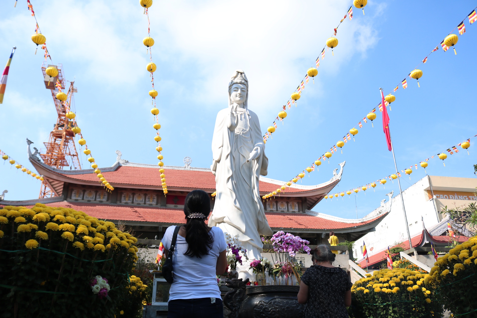 Ghé thăm Quán Thế Âm Bồ Tát để tìm kiếm sự bình an và hòa nhập với không gian linh thiêng đầy tâm linh. Hình ảnh tuyệt đẹp của quán thực sự khiến bạn cảm thấy yên bình và đầy cảm hứng.