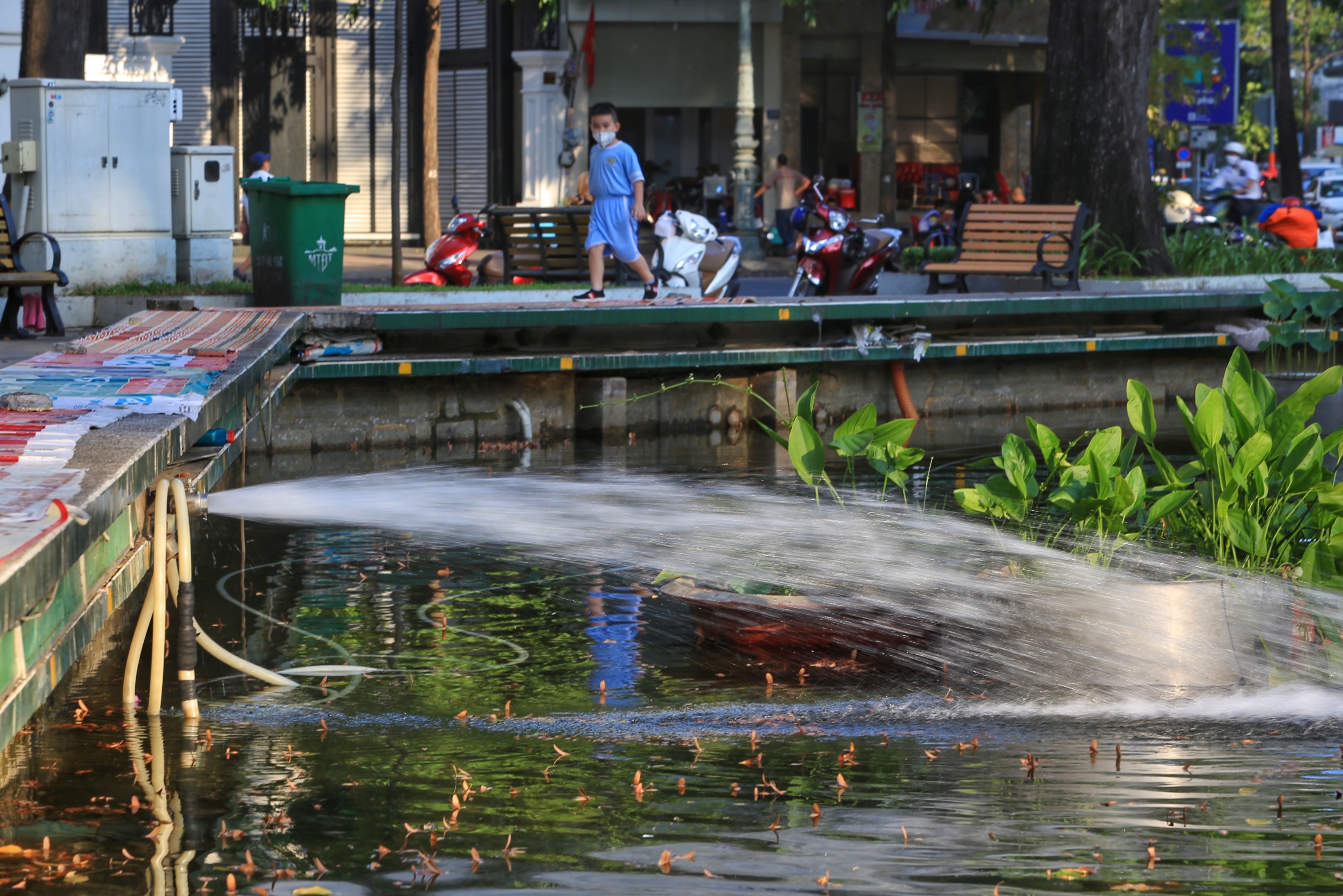 Hồ Con Rùa: Hồ Con Rùa - một trong những địa điểm du lịch nổi tiếng ở Hà Nội. Khung cảnh yên bình và người dân thân thiện sẽ khiến bạn đắm say. Hãy nhấp chuột để khám phá hồ Con Rùa đẹp mê hồn qua các hình ảnh.