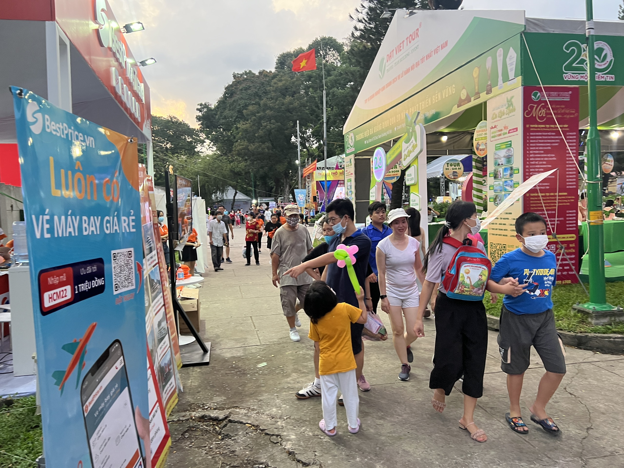 Người Người Đến Công Viên Lê Văn Tám Săn Tour Giá Rẻ, Thưởng Thức Món Ngon