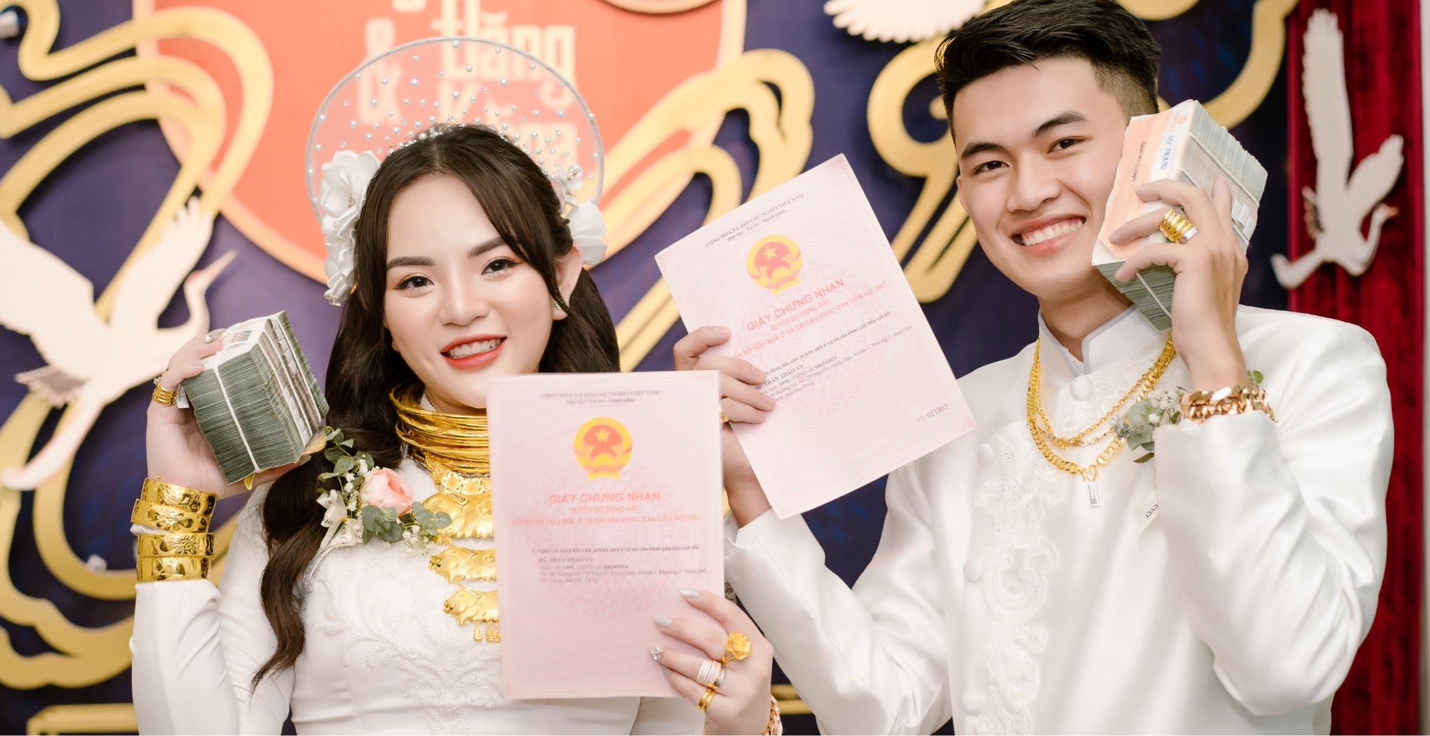 Cô dâu chú rể miền Tây nhận quà cưới 25 cây vàng, sổ hồng nhà 18 tỉ: 'Mẹ cho tôi hành trang' Cô dâu chú rể miền Tây nhận quà cưới 25 cây vàng, sổ hồng nhà 18 tỉ: 'Mẹ cho tôi hành trang'