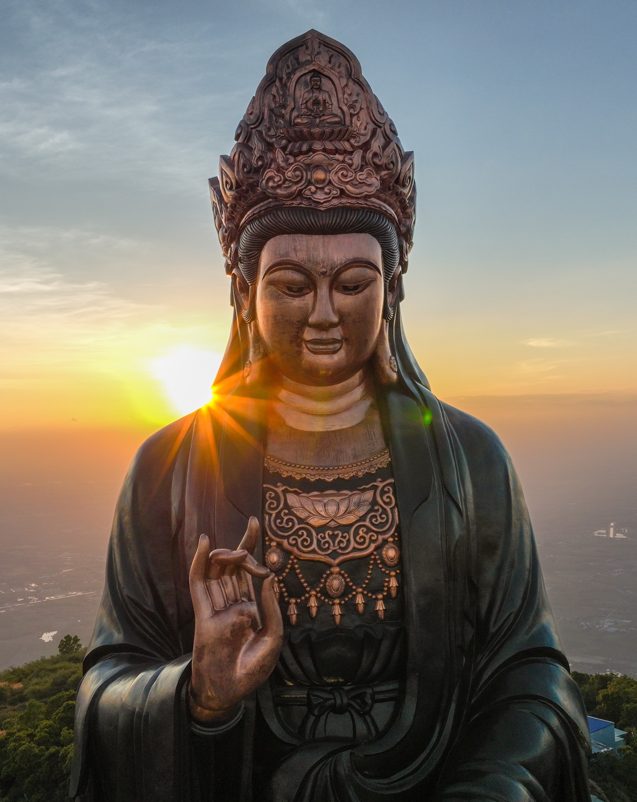 Thần thái trầm tư của bà Phật với tư thế ngồi trên thần đồng giữa đồng lúa xanh ngắt và núi Bà Đen nổi bật đẹp tựa như tranh vẽ. Hãy chiêm ngưỡng hình ảnh tuyệt đẹp này để cảm nhận lòng tin và sự thanh tịnh mà Phật Bà mang lại.
