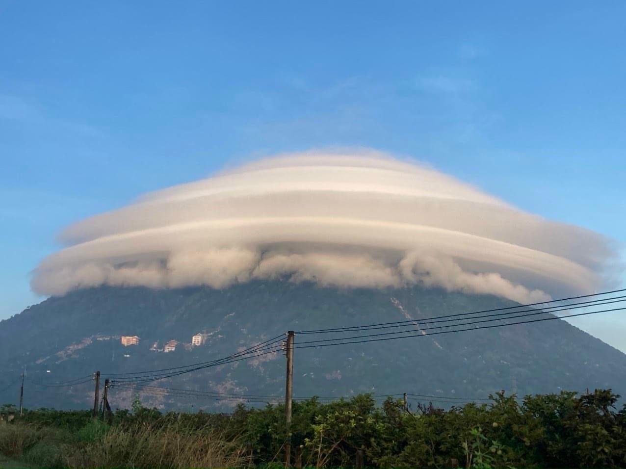 Đám mây hình 'độc lạ' trên đỉnh núi Bà Đen hôm nay: Vì sao hình thành?