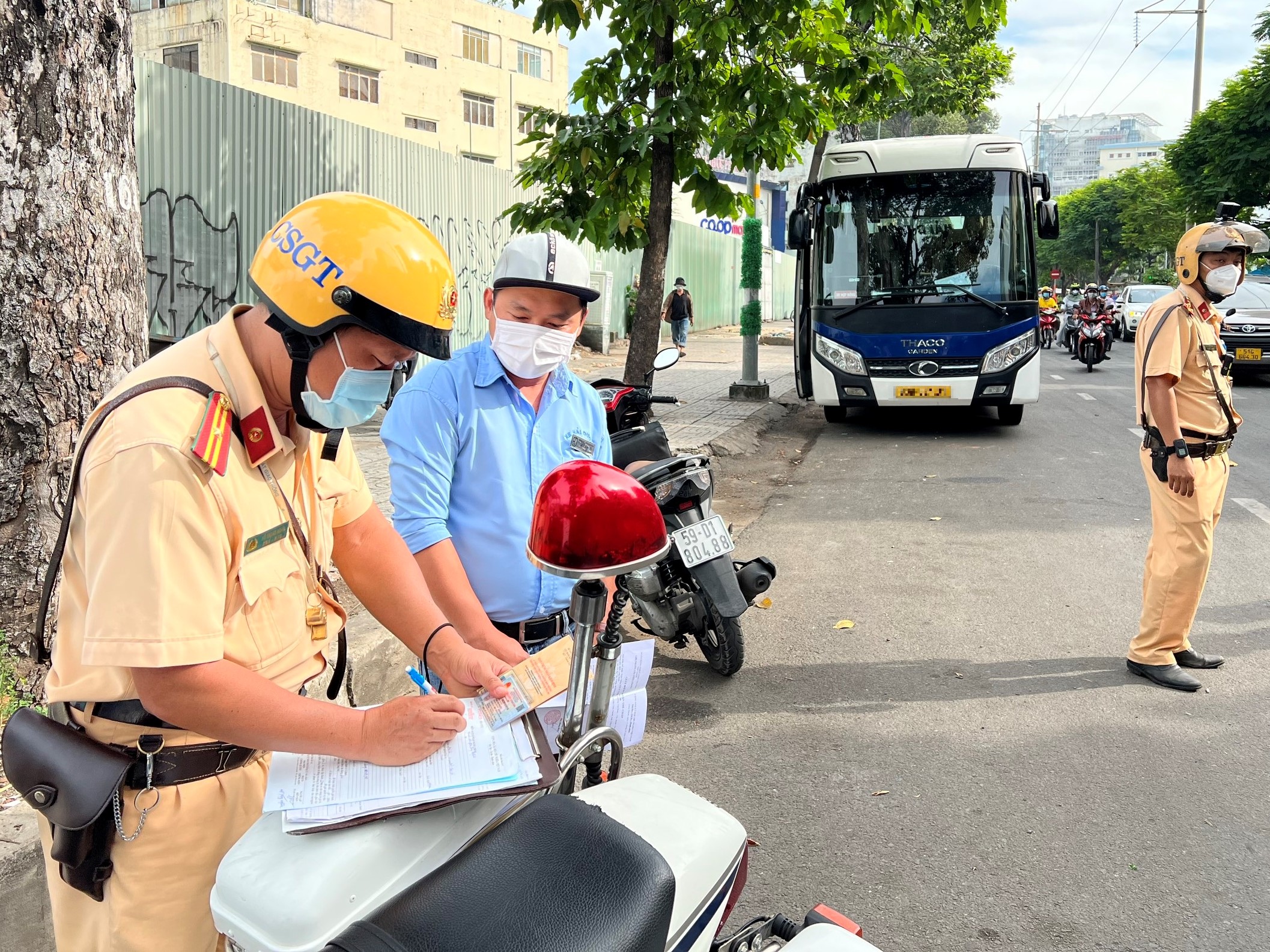 Hình ảnh đẹp người cảnh sát giao thông Công an thành phố Thái Nguyên