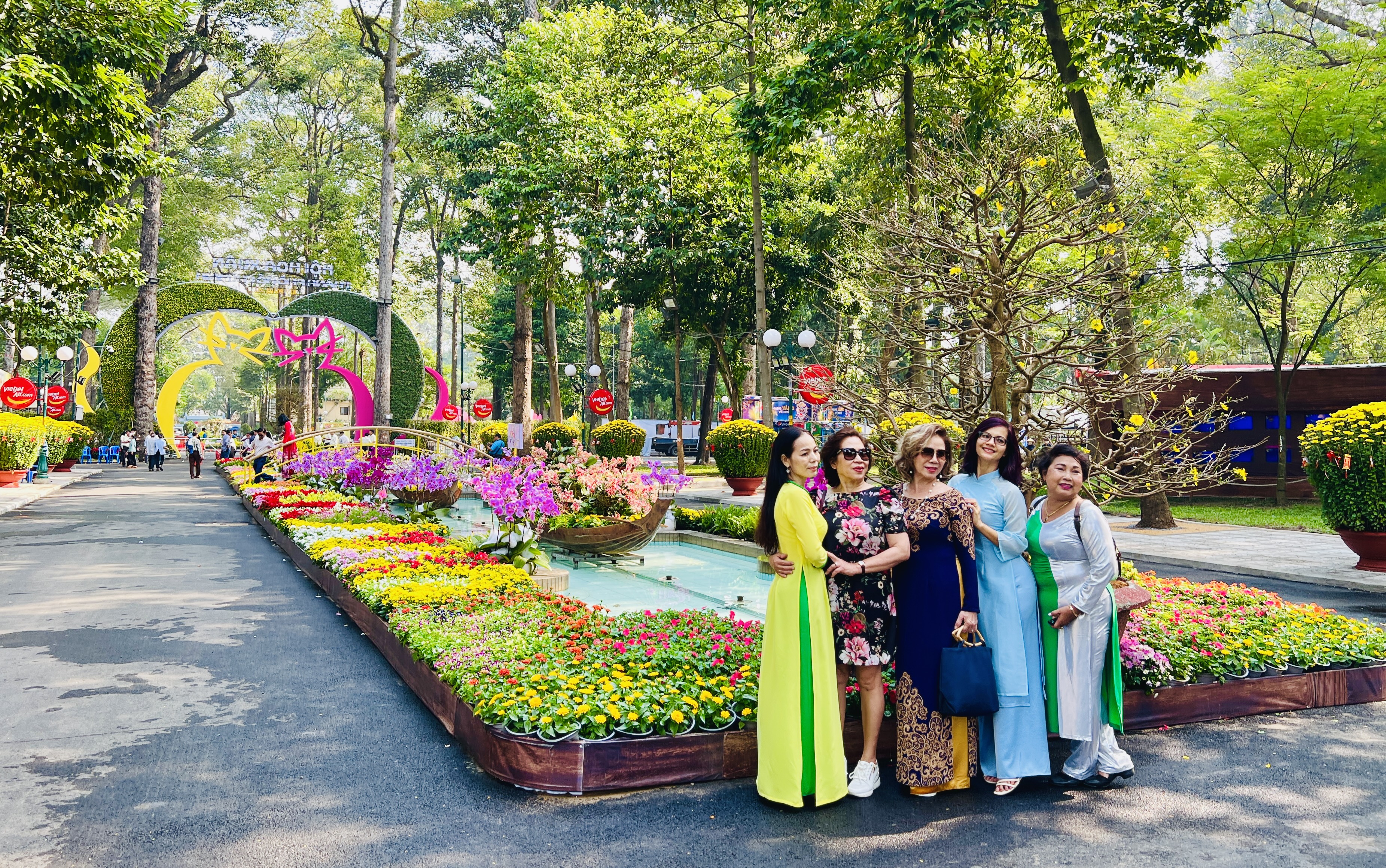 Người dân TP.HCM nô nức đến Hội hoa Xuân ở Tao Đàn để chụp ảnh, chơi tết