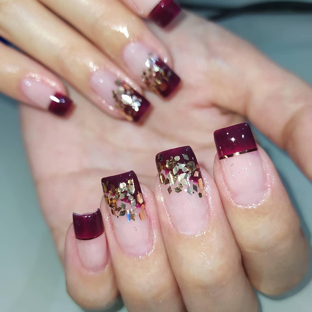 Móng Tay Dài Phủ Màu Rượu Vang Đỏ Đánh Bóng Gel Burgundy Trên Móng Tay Dài  Với Thiết Kế Sequins Hình ảnh Sẵn có - Tải xuống Hình ảnh Ngay bây giờ -