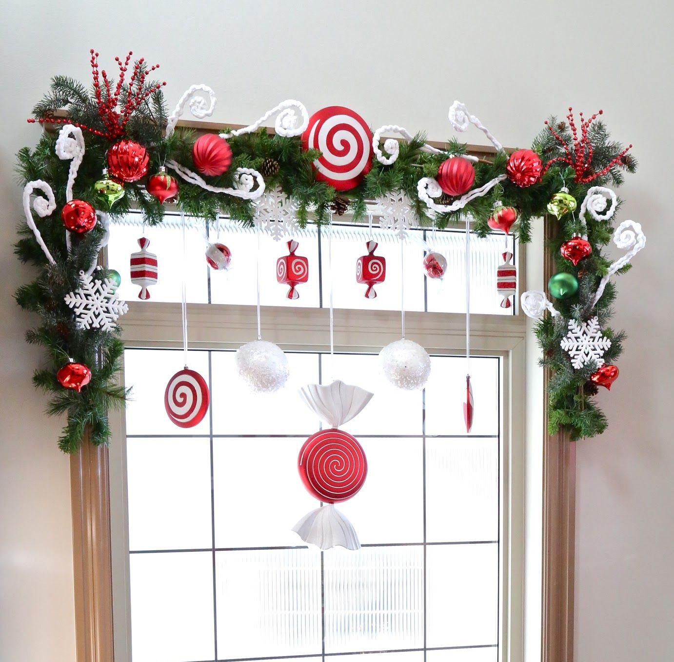 Trang trí khung cửa sổ Giáng sinh độc đáo, đẹp mắt cùng bé yêu của bạn