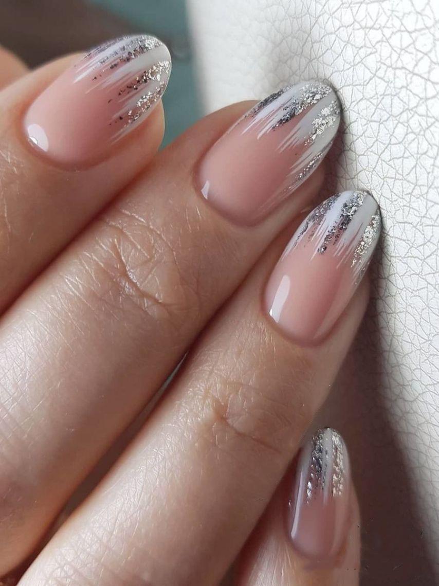 Họa tiết lấp lánh mùa đông: Thiết kế nail với họa tiết lấp lánh không chỉ đem lại vẻ đẹp nổi bật cho đôi tay của bạn mà còn giúp bạn tỏa sáng trên đường phố. Sử dụng những loại sơn đa dạng và kết hợp hợp với kim loại hay đá tạo điểm nhấn cho bộ nail của bạn.