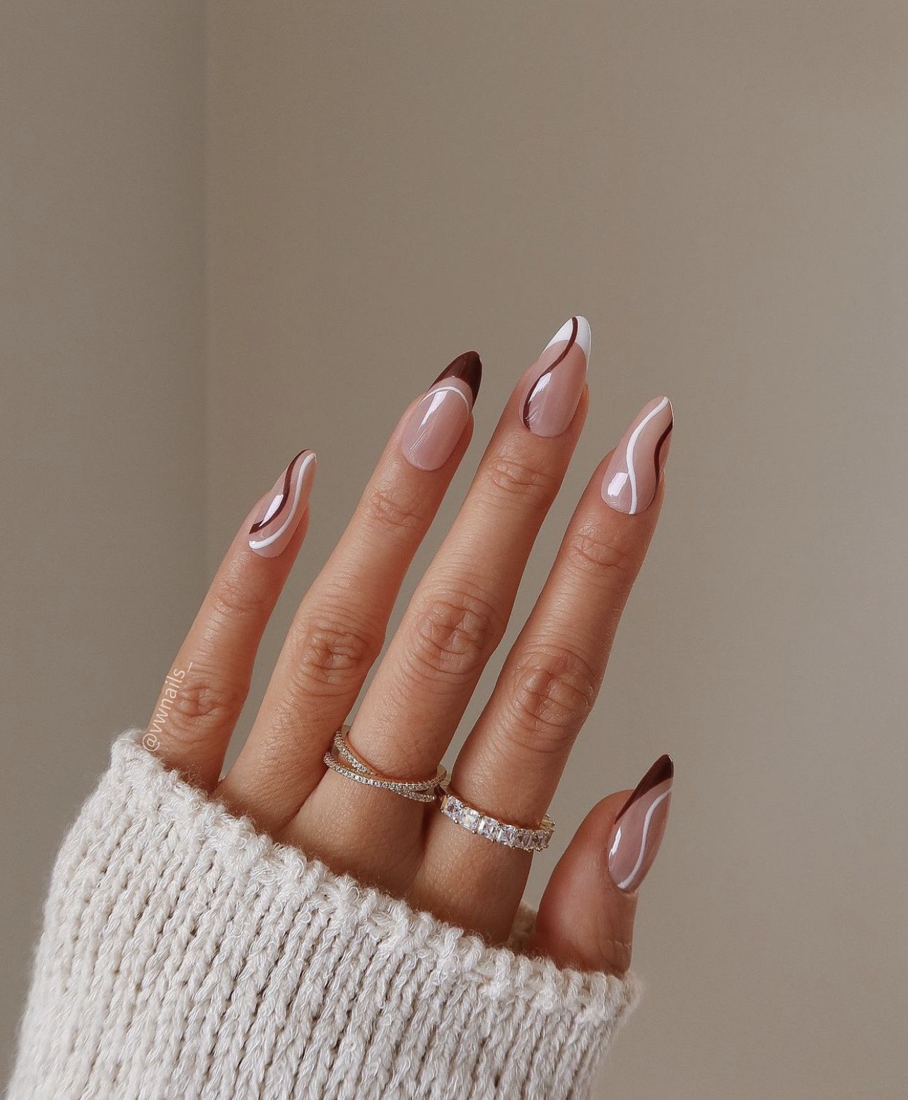 Làm nail với gam màu trầm ấm là ý tưởng làm đẹp nổi bật nhất mùa thu