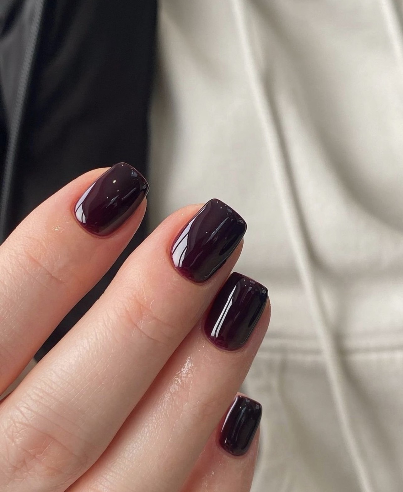 Làm nail với gam màu trầm ấm là ý tưởng làm đẹp nổi bật nhất mùa thu