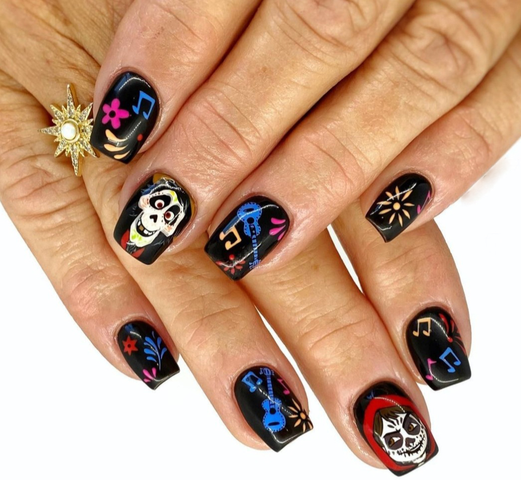 Hãy đến với những mẫu nail Halloween đẹp 2024 để trang trí cho đôi tay của bạn thật hoàn hảo. Với những màu sắc sặc sỡ và kiểu dáng độc đáo, mọi người sẽ không thể rời mắt khỏi đôi tay của bạn.