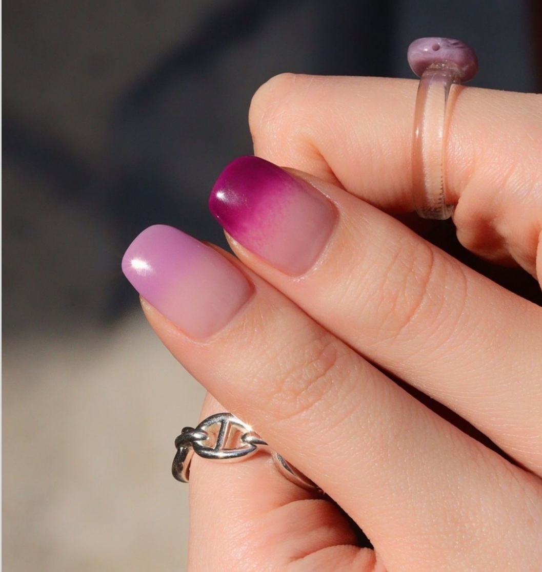 Viva Megenta nail tone: Màu tím và hồng luôn là những màu sắc mang lại nét thú vị cho làn móng. Viva Megenta nail tone là một sản phẩm giúp đem lại một phong cách mới cho bạn. Chất lượng của Viva Megenta nail tone tuyệt vời và màu sắc của nó cảm thấy rất chân thật.